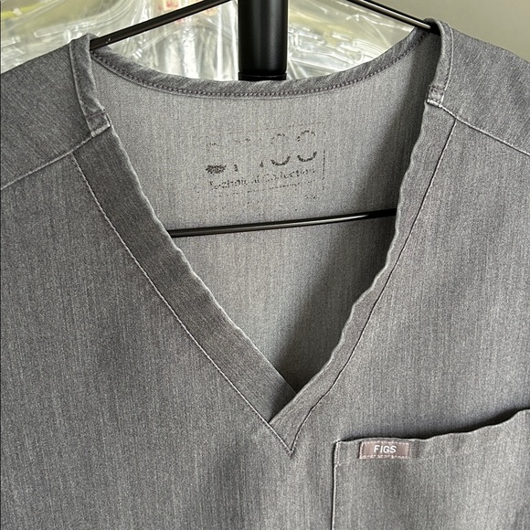 Women’s Figs Catarina One-Pocket Scrub Top. Size Small. Distressed gray color. - Picture 4 of 4